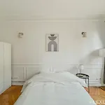 Spacious 4-bedroom In Alesia Paryż