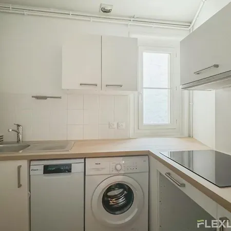 Spacious 3-bedroom In Alesia Apartamento